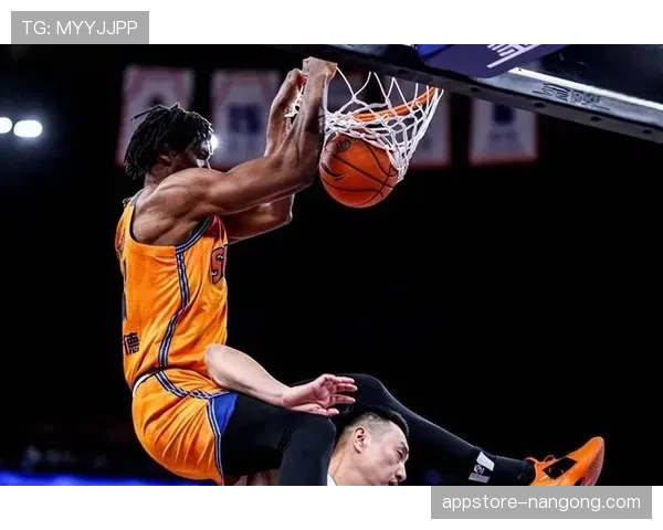 无球跑位牵制对方内线，威廉姆斯三分拉开空间