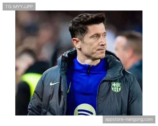 莱万多夫斯基在巴萨体系中的角色变化与战术适应能力分析