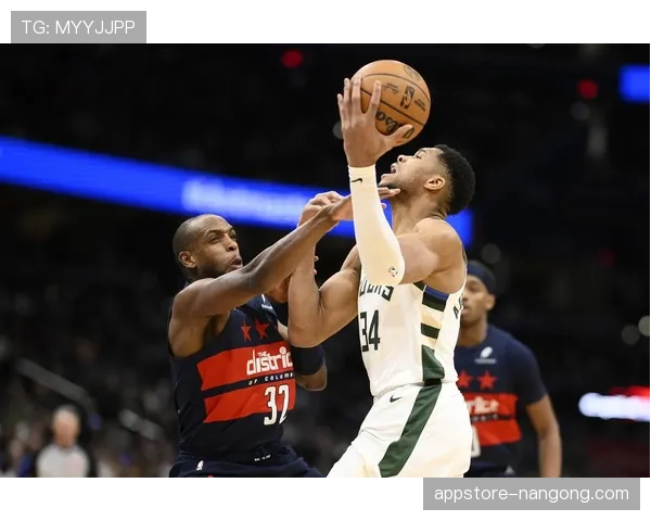 米德尔顿无球跑动胜上季 为字母哥拉开投篮空间